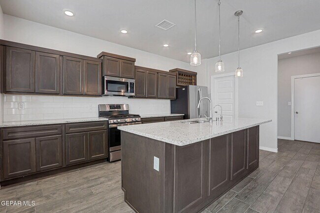 Building Photo - 13130 Oakhampton Ave