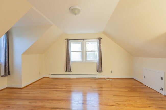 Building Photo - Charming 3-Bedroom Home with Solar Panels ...