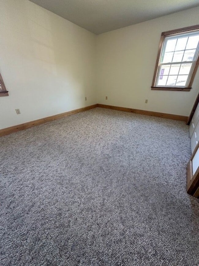 Building Photo - Leola 2 Bedroom 2nd floor