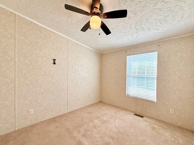 Building Photo - Lovely spacious home-3 bedroom-2 bathrooms-all appliances