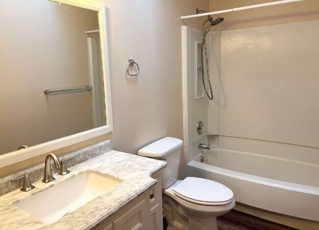 Building Photo - Just 2.5 miles from Eglin AFB!