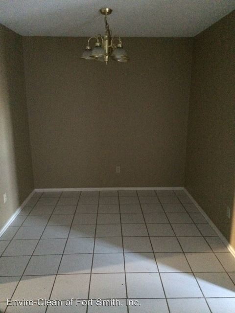 Building Photo - 8605-8607 Southridge Dr