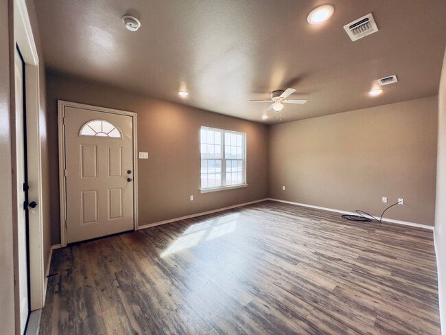 Building Photo - Cozy 3 Bedroom Home