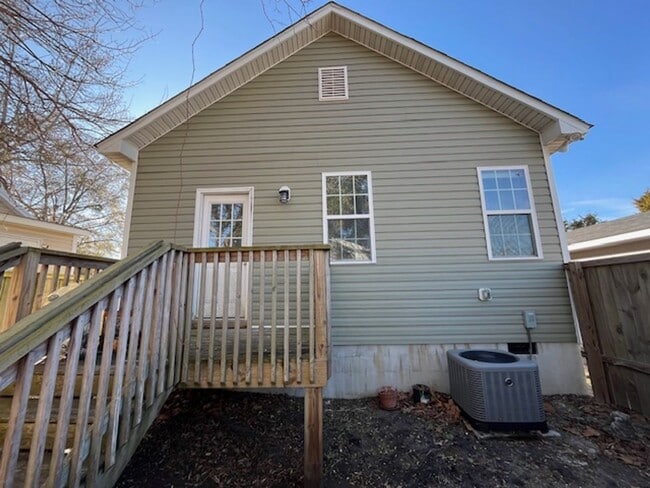 Building Photo - 3 bedroom, 2 bathroom built in 2020 near downtown!