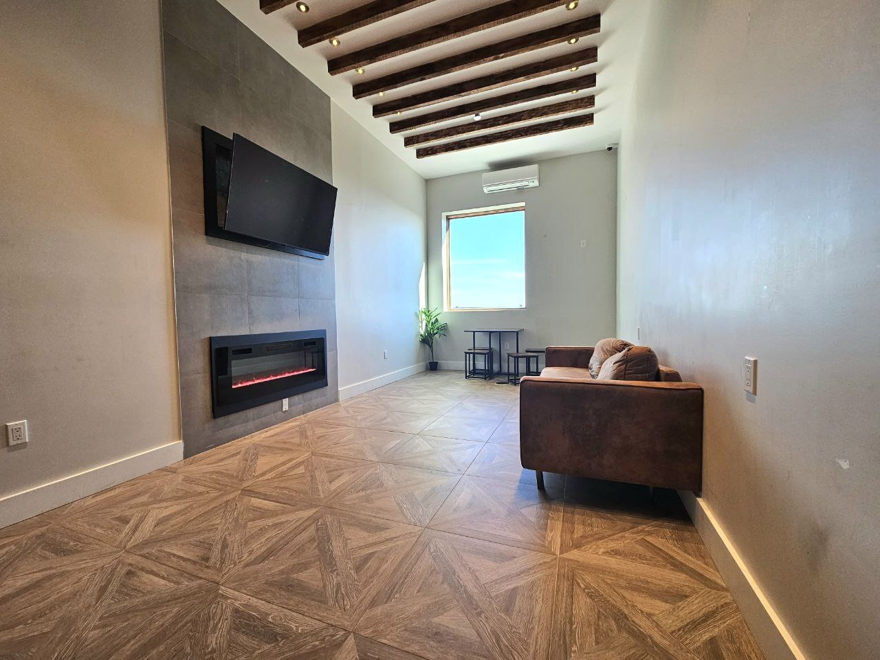 Building Photo - 715 Park Ave