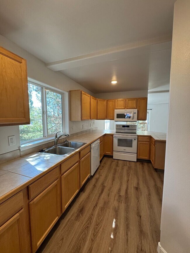 Building Photo - Updated duplex in NW Bend