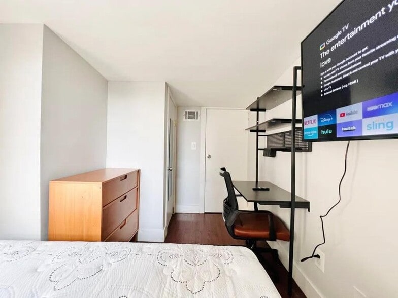 Building Photo - Furnished room/NOT APARTMENT