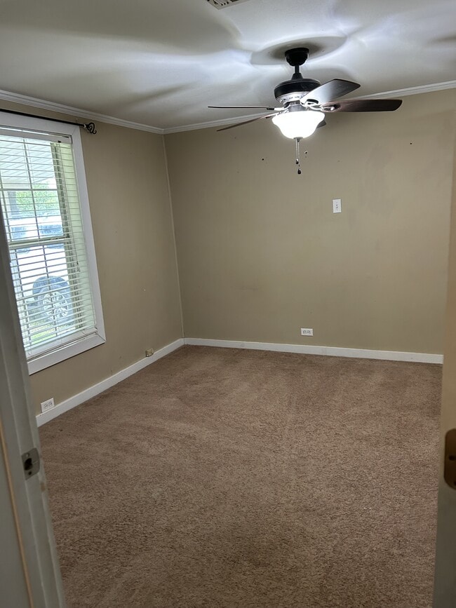 Building Photo - 301 Shady Oaks Dr