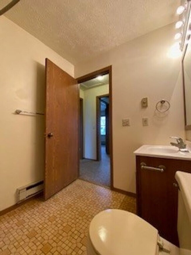 Building Photo - 208 S. Spring St.