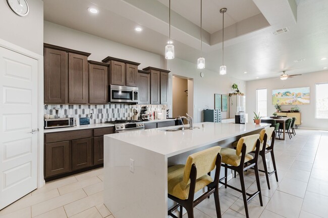 Building Photo - Modern 5 Bedroom Home with Solar Panels - MOVE IN SPECIAL: FIRST MONTH FREE!