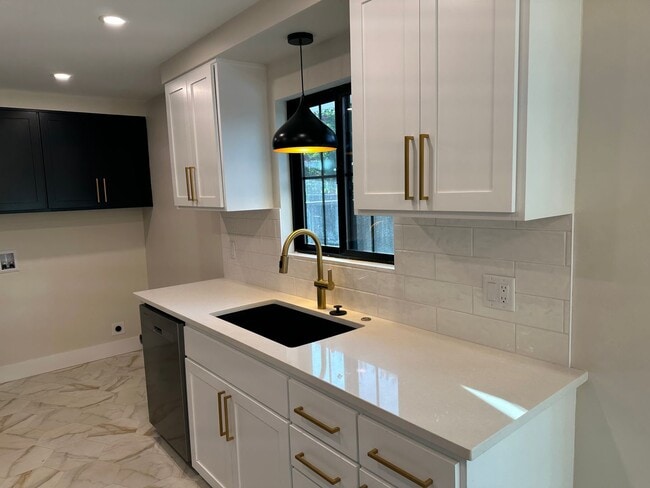 Building Photo - Luxury 2 bedroom 1 bath duplex in a great neighborhood!