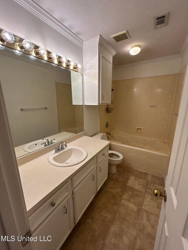 Building Photo - 204 Foxwood Cove
