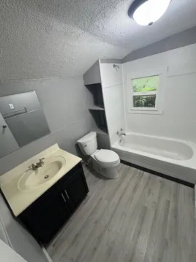 Building Photo - 3 bedroom/1 bath house for rent