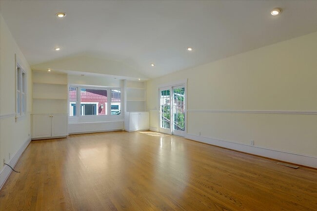 Building Photo - 1525 Cypress Ave