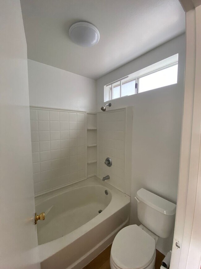 Building Photo - Updated 3 Bedroom, 2 Bath Pet Friendly Home with a Garage, Yard, and Central AC