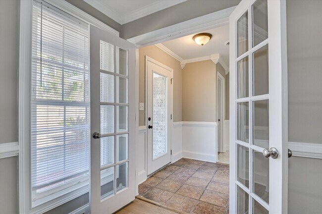 Building Photo - 238 Cavalier Dr