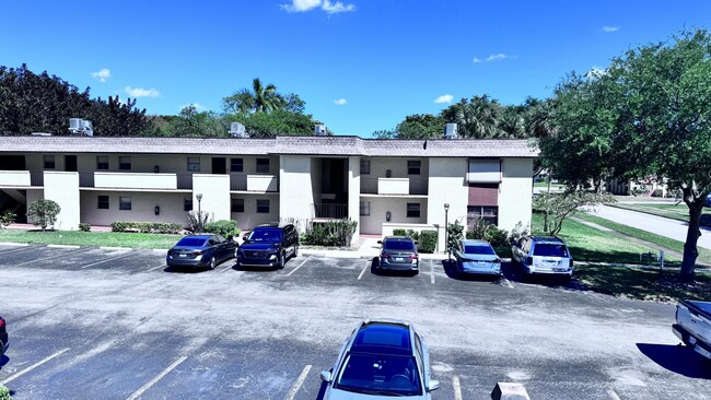Building Photo - 5535 Lakewood Cir