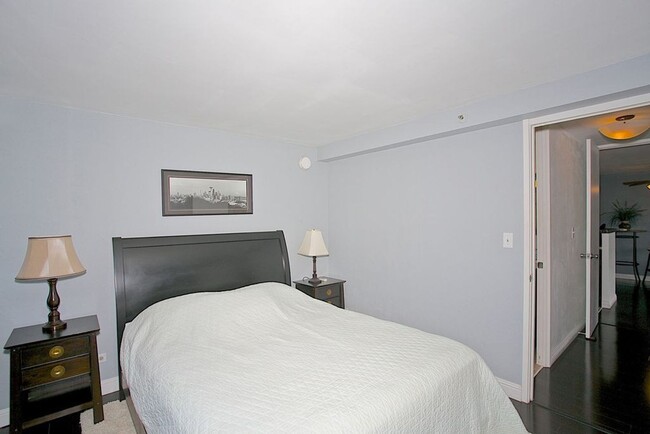 Building Photo - Fully Furnished 1-Bed 1-Bath No parking  @...