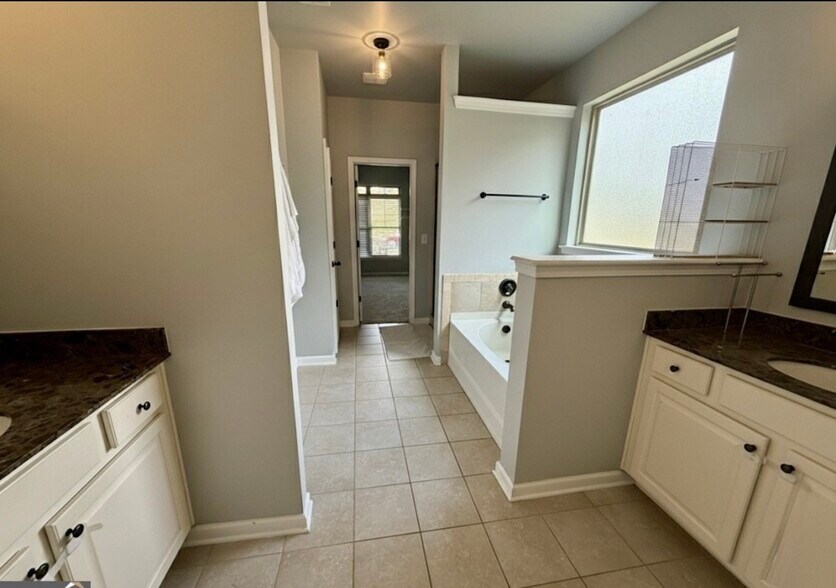 Building Photo - 310 Savannah Dr