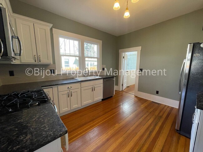 Building Photo - Charming Downtown Bungalow
