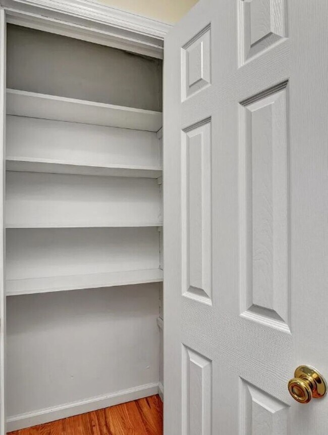 Building Photo - Renovated Apartment Available
