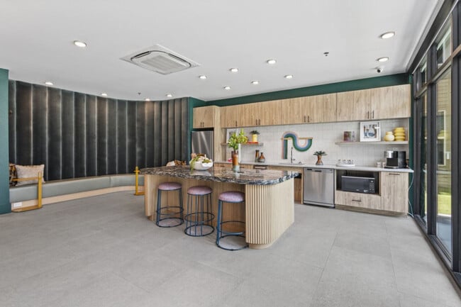 Building Photo - 601 W 9th St