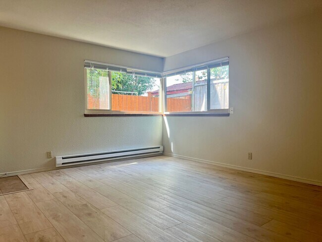 Building Photo - Cozy Ballard studio with charming kitchen & dining nook! Brand new LVP floors!