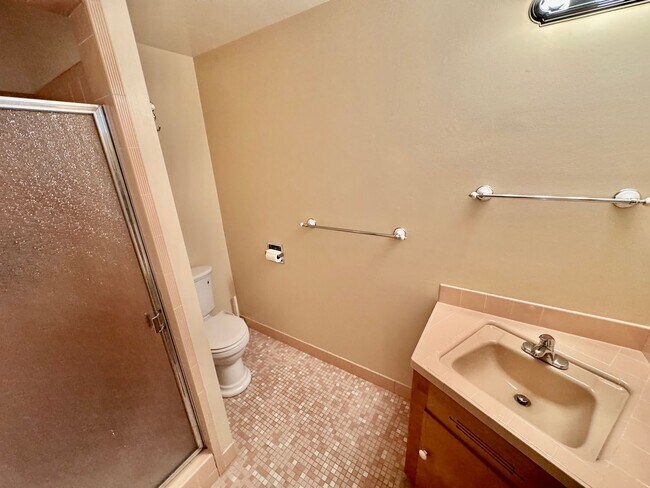 Building Photo - Large Mid-Century Home in Magnolia!