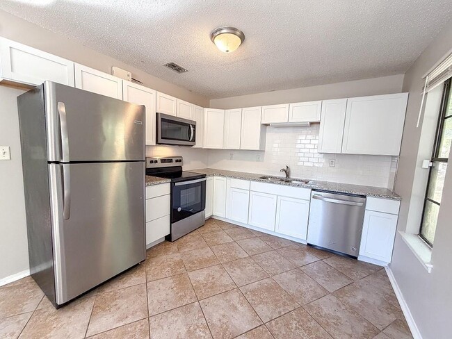 Building Photo - 817 Timbers Dr