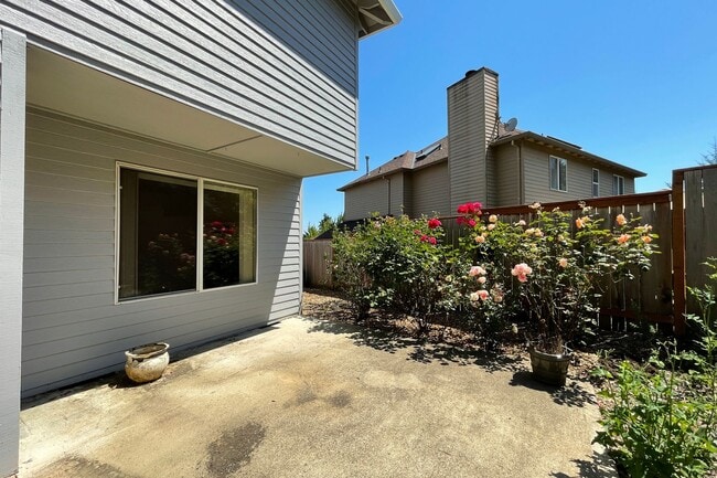 Building Photo - Gorgeous Beaverton home available with att...