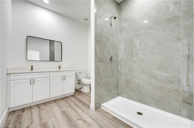 Building Photo - 1132 Cummings St E