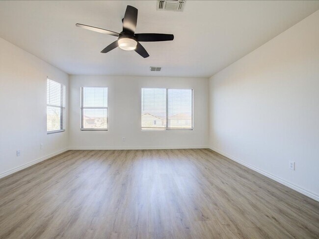 Building Photo - ** WOW $500.00 OFF FIRST FULL MONTHS RENT ...