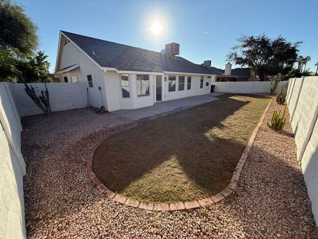 Building Photo - 3624 W Elgin St