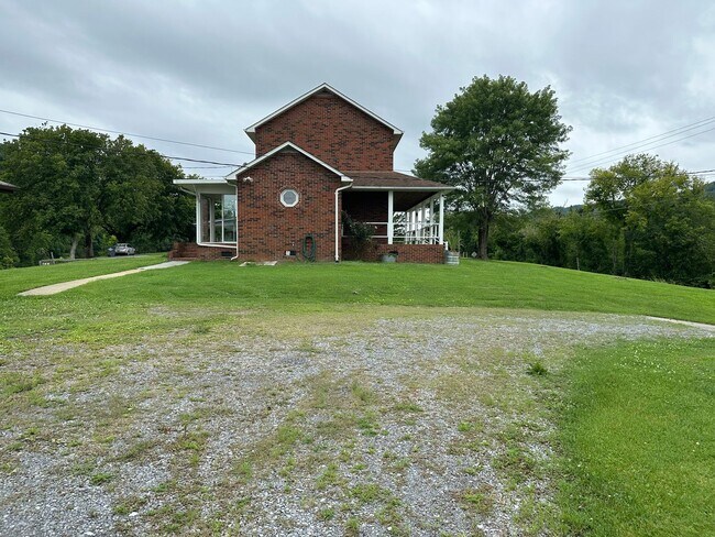 Building Photo - 3 bedroom, 2 bath house in Kingsport