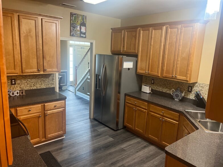 kitchen - 629 Kaylins Ct