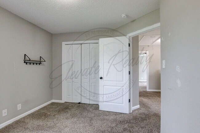 Building Photo - Three Bedroom On One Acre Lot in Clarksvil...