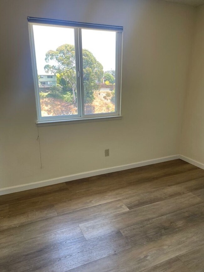 Building Photo - Four bedroom two and half bath on the uppe...