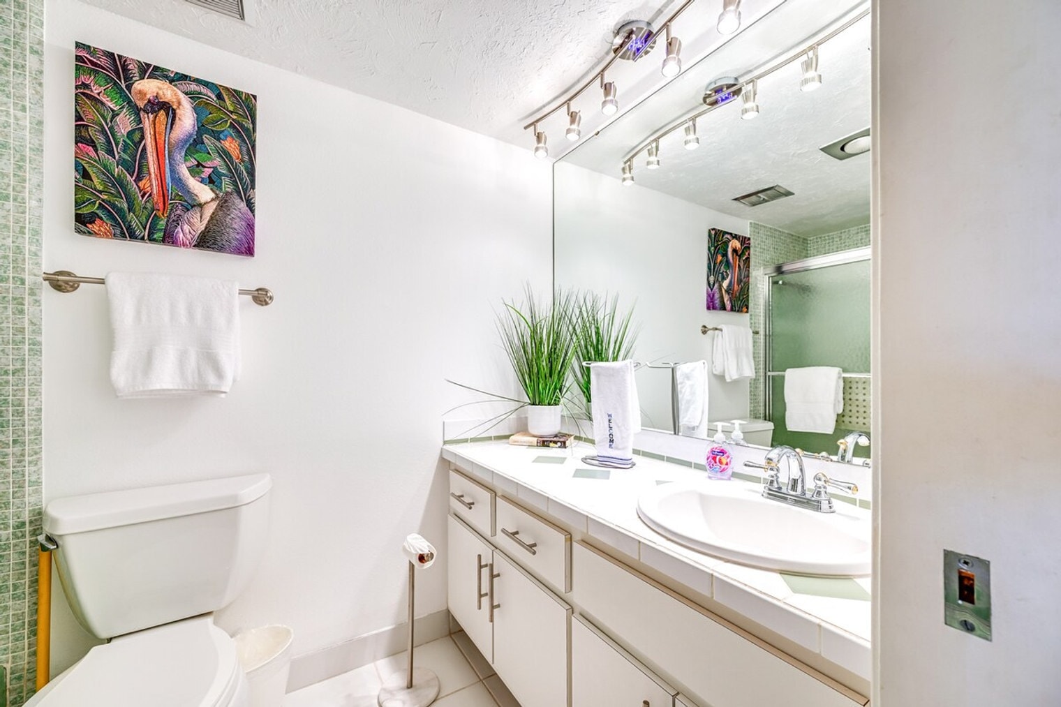 Building Photo - 745 W Country Club Dr