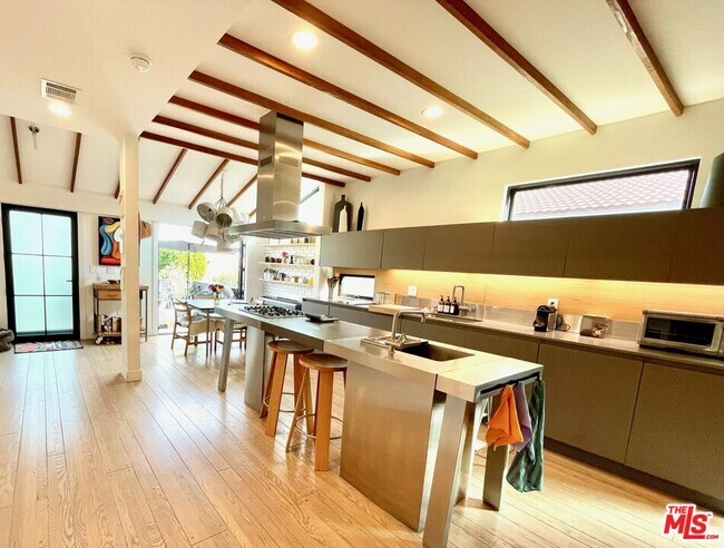 Building Photo - 3159 Hutchison Ave