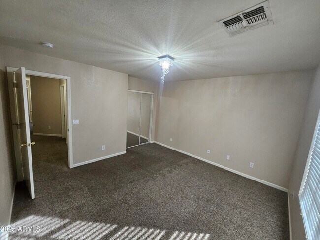 Building Photo - 842 E Impreria St