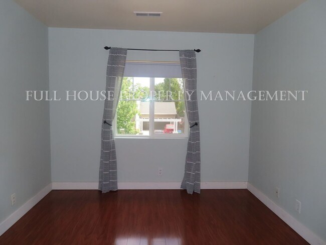 Building Photo - 3 Bed, 2.5 Bath + Bonus room/possible 4th ...