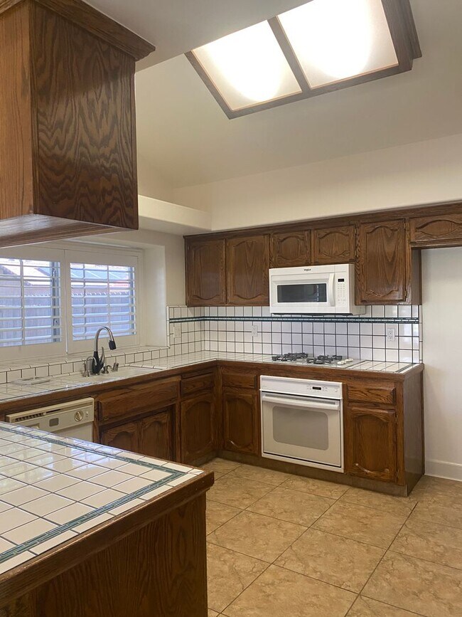 Building Photo - Gorgeous 3 Bedroom 2 Bath Home