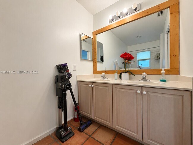 Building Photo - 2616 Oakbrook Ct