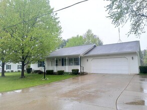 Building Photo - 3 Bedroom 2 Bathroom Home in Goshen!