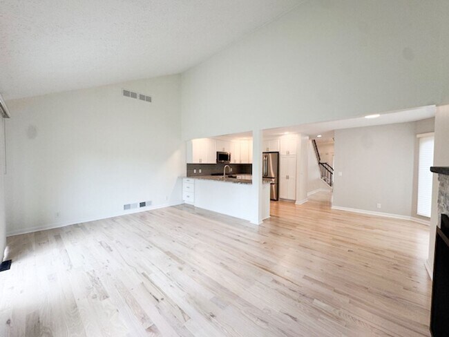 Building Photo - Amazing High-End Townhouse - End Unit - Ca...