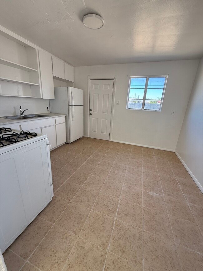 Building Photo - House For Rent