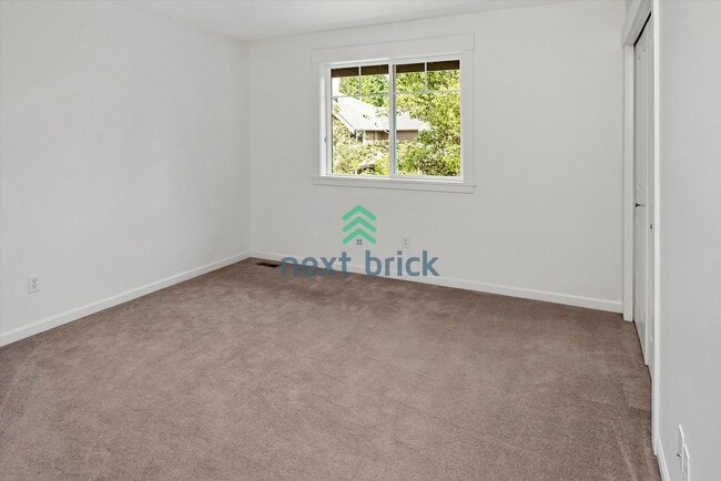 Building Photo - Spacious Home in Desirable Bellevue Neighb...