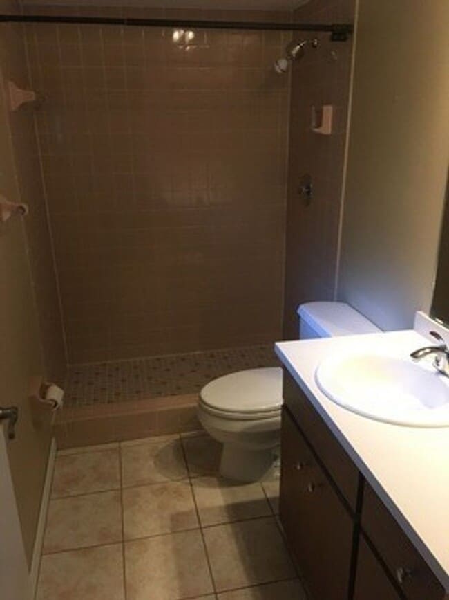 Building Photo - Location, convenience, comfort. This 4 bedroom plus den, 2 bath has it all!