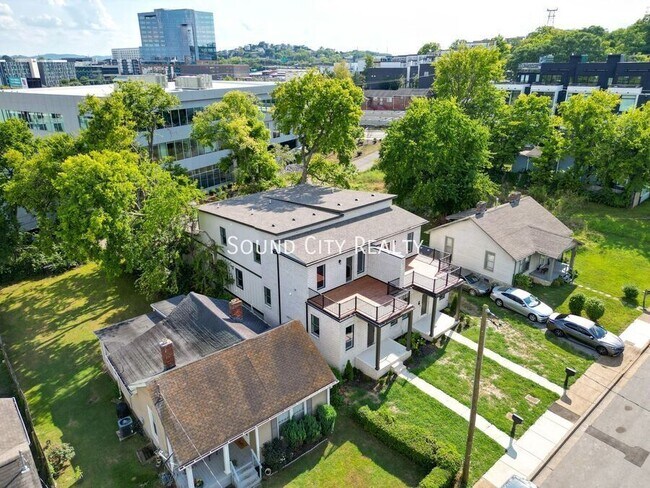Building Photo - 2715 Delaware Ave