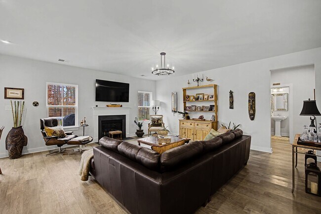Building Photo - 4 Bedroom Executive Home located in Magnolia Green